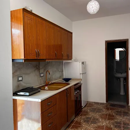 Vila,Apartaments Luani Πανσιόν Εξαμίλιο